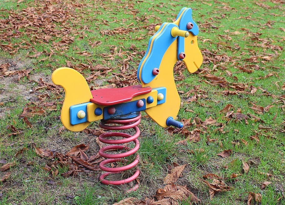swing, Koník, primavera, bambini, divertimento, terreno di gioco, noncuranza, divertimento autunnale, autunno, infanzia, erba, natura, attrezzature da gioco all'aperto, giorno, rappresentazione animale, terra, campo, rappresentazione, pianta, giocattolo, assenza, parco, parco - spazio creato dall'uomo, vista dall'alto, giallo, molla a spirale, metallo, all'aperto, 4K
