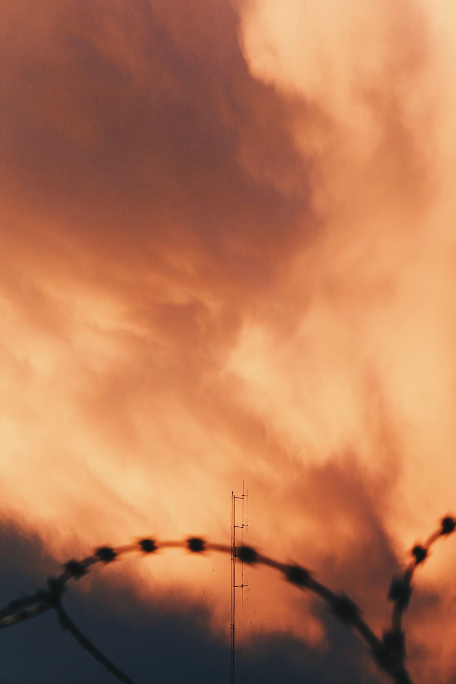 požár kouře fotografie, mrak, nebe, scéna s oblaky, struktura, plot nahoře, mrak - nebe, západ slunce, oranžová barva, nikdo, Příroda, nízký úhel pohledu, krása v přírodě, silueta, dramatická obloha, venku, technologie, scenics - příroda, elektřina, spojení, klid, životní prostředí, klidné scény, slunečního světla, romantické nebe, 2K