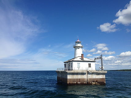 Leuchtturm, Meerblau, blauer Himmel, Wasser, Ozean, Blau, Himmel, Landschaft, Natur, Reise, szenisch, Tourismus, natürlich, Meer, wolke - himmel, die Architektur, keine Leute, Horizont über Wasser, gebaute Struktur, Beratung, Turm, Gebäudehülle, Richtung, Ufergegend, Tag, Horizont, Sicherheit, Gebäude, draußen, 2K, CC0, gemeinfrei, lizenzfrei