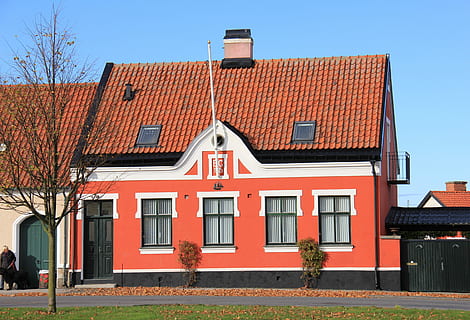 Simrishamn, huis, kleurrijk, rood, buitenkant van het gebouw, woongebouw, architectuur, huisbezit, venster, ingebouwde structuur, gebouw, woonwijk, hemel, natuur, dak, stad, heldere lucht, dag, zonlicht, geen mensen, blauw, buitenshuis, fabriek, rijtjeshuis, dakpan, 4K, CC0, publiek domein, royaltyvrij