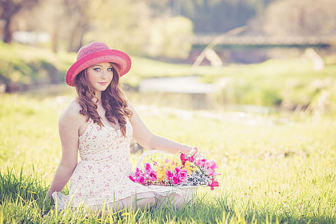 foto, donna, seduta, terra, detenzione, mazzo, cesto di fiori, fiori, primavera, rosa, cappello, testa Rossa, bellissimo, stagione, natura, ragazza, femmina, floreale, bello, signora, ritratto, pianta, fiore, capi di abbigliamento, bellezza, pianta fiorita, una persona, donne, erba, gente meravigliosa, giovane adulto, capelli lunghi, adulto, vestito, campo, felicità, estate, acconciatura, moda, capelli, colore rosa, bella donna, all'aperto, 5K, CC0, dominio pubblico, privo di copyright