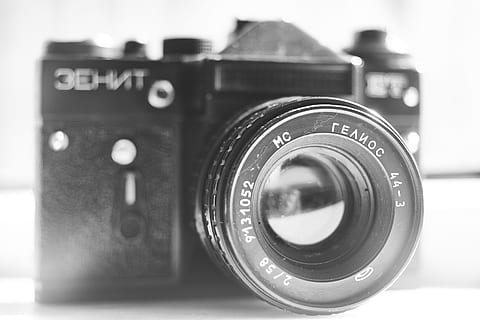 màquina, càmera, foto, vell, periodista, pel·lícula, fotògraf, joguines aficions, pel·lícules, macro, fotografia, foto del producte, viatjar, lent, bonic, ningú, horitzontal, navegador, sòlid, cap gent, detalls de tirs, daniel, tancar, fons, antiguitat, detall, primer pla, disseny, decoració, retro, decoratiu, blanc i negre, Rússia, rus, càmera - equip fotogràfic, temes de fotografia, lent - instrument òptic, tecnologia, equip fotogràfic, lent - ull, estil retro, equipament, sol objecte, centrar-se en primer pla, a l'interior, càmera digital, activitat, enfocament selectiu, color negre, tir de l'estudi, càmera slr, 8K, CC0, domini públic, lliure de regalies