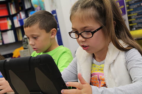 ragazza, grigio, superiore, tablet holing, ipad, tecnologia, tavoletta, informatica, App, tablet PC, mobile, persona sul computer, alunno, infanzia, bambino, femmine, ragazzi, ragazze, donne, in casa, prole, due persone, uomini, innocenza, maschi, persone reali, colpo alla testa, ritratto, analizzare, cercare, guardare, stili di vita, 5K, CC0, dominio pubblico, privo di copyright