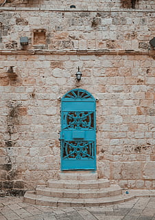 Person, zeigt, Blau, hölzern, Wand Dekoration, Metalltür, grau, Backsteinbau, Wand, Backstein, Stein, Mauerwerk, Tür, Schritt, treppe, Überwachungskamera, Lampe, Textur, Detail, alt, Jahrgang, rustikal, alte Stadt, Israel, Schaufenster, Orange, Petrol, gebaute Struktur, die Architektur, Wandbau - Funktion, Gebäudehülle, keine Leute, Tag, Gebäude, Ziegelwand, verwittert, Fenster, draußen, Kommunikation, Muster, Eingang, Steinwand, türkisfarben, 4K, CC0, gemeinfrei, lizenzfrei