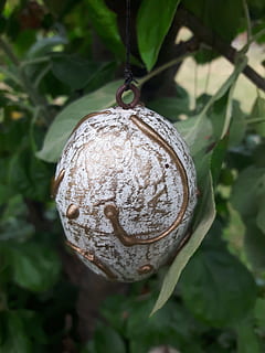 ou de Pasqua, Pasqua, arbre, jardí, primer pla, planta, full, centrar-se en primer pla, part de la planta, naturalesa, creixement, dia, cap gent, penjant, menjar, fruita, a l'aire lliure, menjar i beguda, frescor, cirera d’hivern, alimentació saludable, color verd, bellesa a la natura, madur, 4K, CC0, domini públic, lliure de regalies