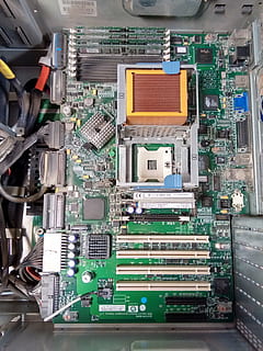 Hauptplatine, Computer, Computerwissenschaften, Leiterplatte, Technologie, Industrie, Computerchip, Elektronik-Industrie, Verbindung, die Architektur, keine Leute, drinnen, Komplexität, Computerausrüstung, gebaute Struktur, Stadt, Computerteil, Ausrüstung, elektrische Ausrüstung, grüne Farbe, Geschäft, Netzteil, elektrische Komponente, 2K, CC0, gemeinfrei, lizenzfrei