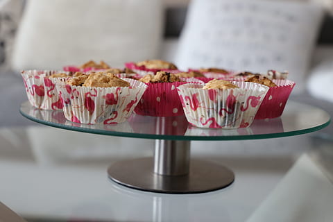 muffinit, cupcakes, kuppikakku, kakku, makea, ruoka, jälkiruoka, leivonnainen, herkullinen, makeiset, sokeri, suklaa, syntymäpäivä, paistaminen, juhla, koriste, koristeltu, pöytä, olohuone, kodikas, järjestely, välipala, kirkas, juhlava, tapahtuma, asetus, sisustus, Koti, perhe, flamingoja, flamingo, ruoka ja juoma, makea ruoka, sisällä, cakestand, tuoreus, keskittyä etualalle, hemmottelu, lähikuva, ei ihmisiä, levy, paistettu, päivä, kodin huone, hedelmä, valikoiva tarkennus, houkutus, 5K, CC0, public domain, rojaltivapaa