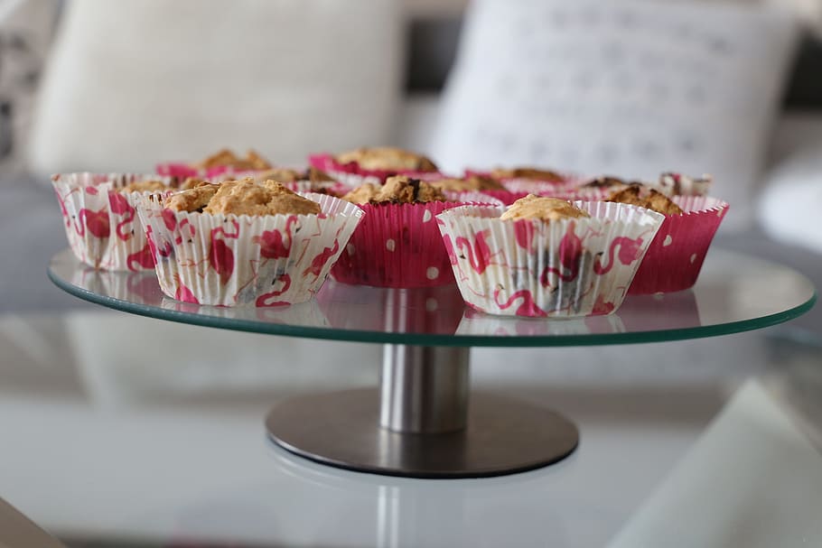 muffins, magdalenes, cupcake, pastís, dolç, menjar, postres, pastisseria, deliciós, sucre, xocolata, aniversari, cocció, celebració, decoració, decorat, taula, sala d'estar, acollidor, arranjament, berenar, brillant, festiu, festa, esdeveniment, configuració, casa, família, flamencs, flamenc, menjar i beguda, menjar dolç, a l'interior, cakestand, frescor, centrar-se en primer pla, indulgència, primer pla, cap gent, placa, al forn, dia, habitació domèstica, fruita, enfocament selectiu, temptació, 5K