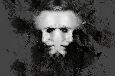 primer pla, vista, dos, costat, femella, cara, gòtic, fosc, fantasia, dolent, Déu, dualitat, dona, bellesa, jove, model, retrat de fantasia, retrat fosc, surrealista, eteri, taques, tinta, disseny, esquitxades de tinta, foscor, horror, misteri, misteriós, retrat, tirada al cap, una persona, mirant la càmera, vista frontal, compost digital, persones reals, adult jove, dones, rostre humà, part del cos, adult, part del cos humà, estils de vida, a l'interior, dona guapa, pentinat, 2K