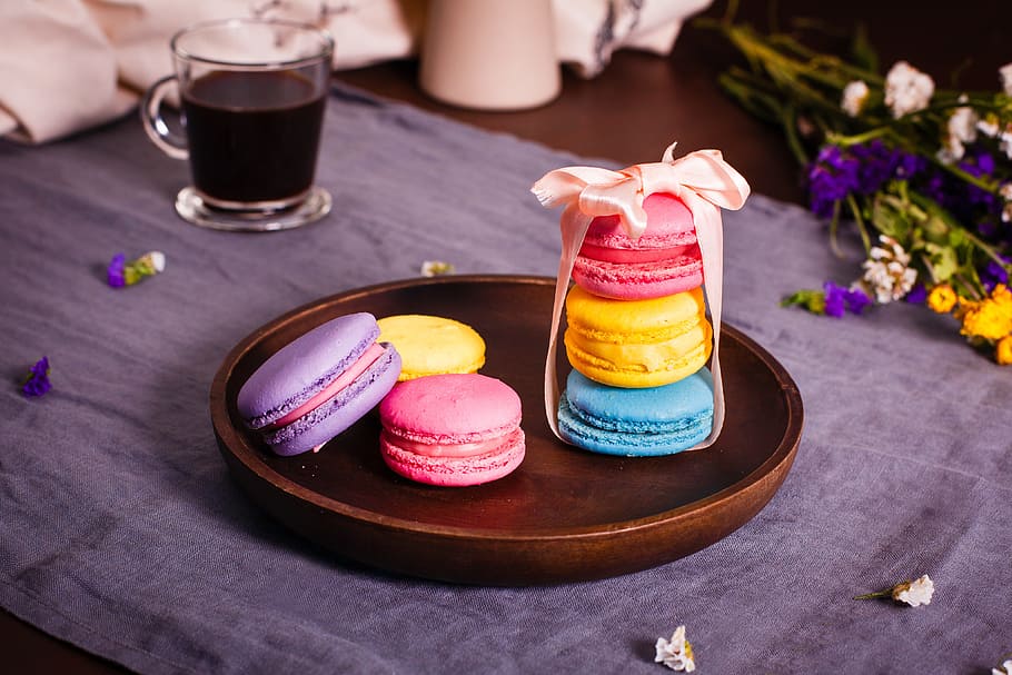 sis, macarrons, servit, placa, macarons, macaruns, postres, dolços, macarons de roses, macarró, dolç, un regal dolç, festa, pastís, barra de dolços, plats dolços, menjar i beguda, menjar, menjar dolç, frescor, llest per menjar, taula, cap gent, beure, refresc, a l'interior, indulgència, multicolor, temptació, vidre, vaixella, color rosa, porpra, menjar francès, 4K