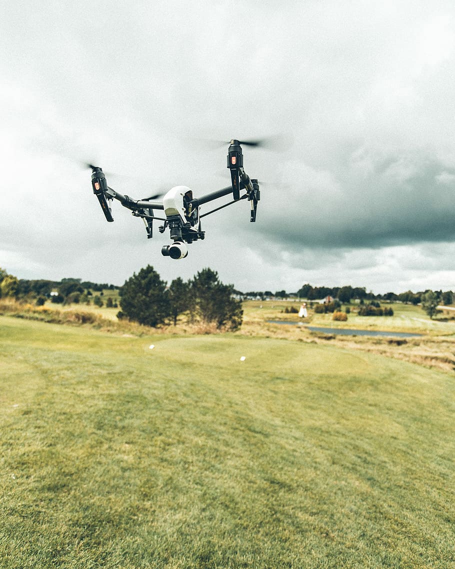 convertit, blanc, negre, drone quadcopter, mid, aire, núvols, drone, volar, verd, herba, aèria, hèlix, torneig, zoom, pluja, tempesta, núvol, arbre, edifici, far, estany, cel, transport, naturalesa, a l'aire, manera de transport, volant, moviment, planta, núvol - cel, dia, camp, terra, paisatge, medi ambient, temes de fotografia, càmera - equip fotogràfic, a l'aire lliure, tecnologia, cap gent, 4K