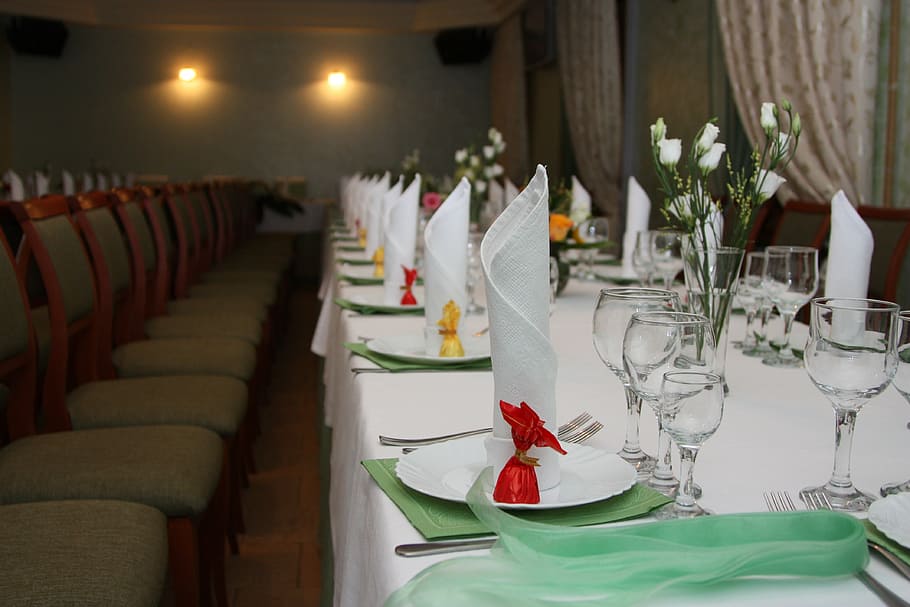 Sitzordnung bei Tisch, Hochzeitsdekor, Verlegung, Getränk, in einer Reihe, Essen und Trinken, Alkohol, drinnen, keine Leute, Tabelle, Flasche, große gruppe von gegenständen, Trinkglas, Stuhl, Anordnung, Sitz, Glas, Weinglas, Möbel, Serviette, Rahmen, Gedeck, Veranstaltung, Haushaltsausstattung, Pflanze, Feier, Dekoration, Abwesenheit, Auftrag, Vorbereitung, Luxus, Blumenschmuck, 4K