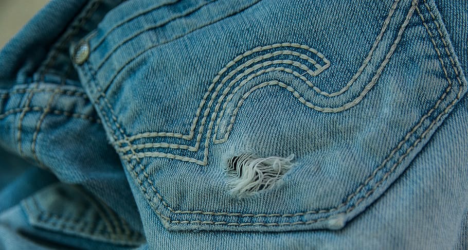 sininen denim-pohja, housut, farkut, vanha, kulunut, reikä, denimi, tekstiili, sininen, vaatetus, muoti, lähikuva, tasku-, taustat, vaate, materiaali, arkinen vaatetus, ihmiskehon osa, sisällä, yksi henkilö, ruumiin osa, midsection, elämäntavat, kuvioitu, ihmisen jalka, kuvio, 2K
