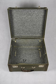 Mundharmonika, Fall, Instrument, alt, Volk, traditionell, Land musik, Box, Studioaufnahme, Kasten - Behälter, drinnen, Gepäck, Koffer, keine Leute, öffnen, einzelnes Objekt, Stillleben, gestalten, grau, High Angle View, Container, Design, Reise, weißer Hintergrund, Nahansicht, 5K, CC0, gemeinfrei, lizenzfrei