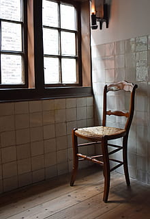 riposo, silenzioso, solitario, sedia, aspettare, partire, rompere, sedersi, posto a sedere, finestra, banda, vuoto, clic, Guarda, tieni gli occhi aperti, solo, individualmente, in casa, nessuno, architettura ed edifici, legno - materiale, interno di casa, stanza domestica, vecchio, architettura, vecchio stile, pavimentazione, assenza, tavolo, giorno, mobilia, casa, piastrella, parete, caratteristica della parete, legna, 4K, CC0, dominio pubblico, privo di copyright