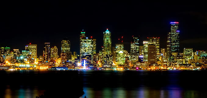 hoch, Gebäude erheben, Stadt, Seattle, Nacht-, Wasser, Reflexion, Stadtbild, städtisch, Beleuchtung, Gebäude, Washington, Vereinigte Staaten von Amerika, Gebäudehülle, die Architektur, beleuchtet, Bürogebäude außen, gebaute Struktur, Wolkenkratzer, Landschaft, städtische Skyline, Himmel, Stadt leben, modern, Ufergegend, Reiseziele, keine Leute, draußen, Finanzviertel, Nachtleben, 1080P, CC0, gemeinfrei, lizenzfrei