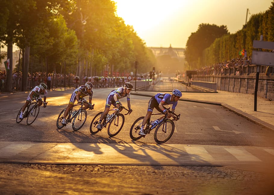 fire, herrer, ridning, road cykler, cyklister, tusmørke, atmosfære, cykel, transportmidler, sport, træ, cykling, transportform, by, sund livsstil, sollys, livsstil, natur, himmel, aktivitet, gade, plante, ride, udøver, land køretøj, gruppe af mennesker, udendørs, 4K