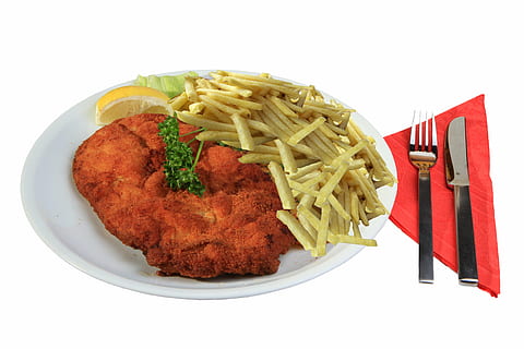 frito, carne, fritas, branco, placa, comer, schnitzel, panado, cozinha, nutrição, schnitzel wiener, francês, batata, Comida, talheres, guardanapo, limão, salsinha, faca, garfo, fome, refeição, jantar, almoço, gourmet, batatas fritas, louças, fundo branco, pronto para comer, comida e bebida, tiro do estúdio, frescura, ainda vida, dentro de casa, batata preparada, comida rápida, alimentação pouco saudável, Cortar fora, vermelho, ninguém, vegetal, lanche, fast food batatas fritas, 8K, CC0, domínio público, royalty free