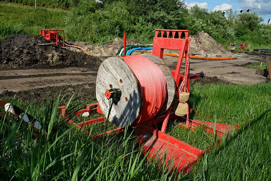 bobina, corda, Ventós, equipament, lloc de construcció, treballar, herba, indústria, a l'aire lliure, color verd, dia, planta, terra, camp, transport, naturalesa, cap gent, manera de transport, maquinària, vehicle terrestre, industria de la construcció, vermell, maquinària agrícola, creixement, llum solar, camió, 4K