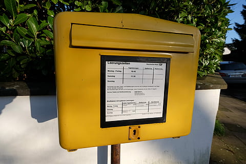 Neuss, cassetta postale, inviare, comunicazione, giallo, testo, giorno, nessuno, all'aperto, sceneggiatura occidentale, avvicinamento, posta, sceneggiatura non occidentale, copione, casella di posta pubblica, pianta, cartello, natura, lettera, informazione, carta, tecnologia, 4K, CC0, dominio pubblico, privo di copyright