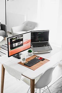 Preto, plano, computador de tela, monitor, computador portátil, mesa, computador, tela, xícara de café, telefone, teclado, lança, área de trabalho, desenvolvedor, comunicação, cadeira, plantar, design de interiores, decoração, branco, espaço de mesa, configuração de mesa, mesa de trabalho, trabalhos, tecnologia, tecnologia sem fio, conexão, dentro de casa, ninguém, mobília, ainda vida, dispositivo de informação portátil, visão de alto ângulo, interior de casa, o negócio, dia, copo, comida e bebida, 5K, CC0, domínio público, royalty free