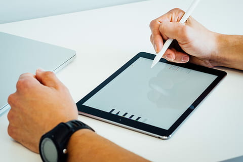 schwarzes ipad, Mann, halten, Weiß, Stift, Tablette, digitale Zeichnung, Berührungsempfindlicher Bildschirm, zeichnen, Apfelstift, kabellose Technologie, menschliche Hand, Hand, menschliches Körperteil, Kommunikation, Verbindung, Computer, Technologie, digitale Tablette, Erwachsene, Bildschirm, drinnen, eine Person, Großunternehmen, Computernetzwerk, Computerausrüstung, Laptop, Geschäft, Computer benutzen, leer, Körperteil, mit laptop, globale Kommunikation, modern, Finger, Surfen im Internet, 4K, CC0, gemeinfrei, lizenzfrei