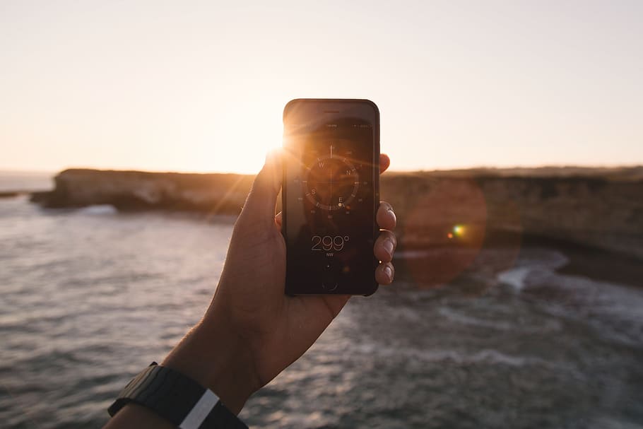 persona, celebració, smartphone, conjunt, 299 graus, brúixola, telèfon intel·ligent, navegació, direcció, tecnologia, mòbil, pantalla, aplicació, dispositiu, gadget, telèfon, posicionament, electrònica, Costa, Riba, mar, oceà, penya-segat, mà, posta de sol, mà humana, part del cos humà, dispositiu d’informació portàtil, tecnologia sense fils, comunicació, una persona, aigua, cel, temes de fotografia, naturalesa, telèfon mòbil, fotografiar, flare de la lent, sol, connexió, a l'aire lliure, 4K