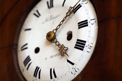 orologio, suggerimenti, vecchio, storico, analogico, comporre, bianca, cifre, tempo, minuto, ore, misurazione del tempo, tempo trascorso, suggerimenti per l'orologio, secondo, scudo orologio, il meccanismo di, meccanica, orologio da parete, vecchio orologio, numero, precisione, avvicinamento, nessuno, mano minuta, lancetta dell'orologio, in casa, quadrante, romano, lancetta delle ore, numero romano, strumento del tempo, singolo oggetto, antico, messa a fuoco selettiva, girato in studio, 5K, CC0, dominio pubblico, privo di copyright