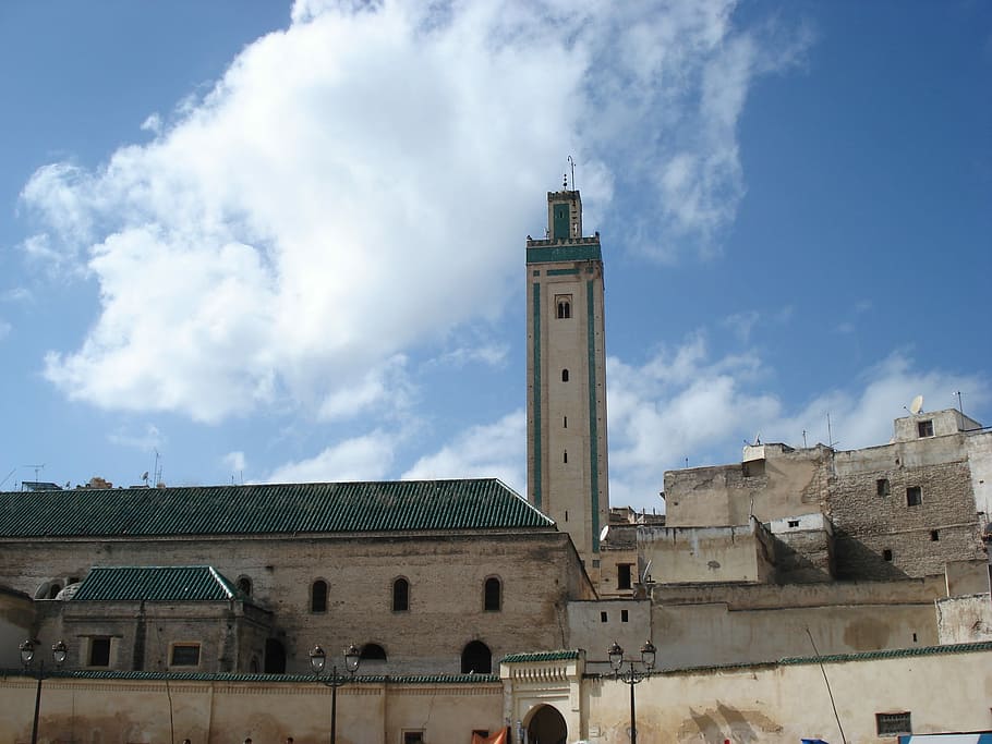 mesquita, islàmic, marroquí, arquitectura, islam, exterior de l'edifici, núvol - cel, cel, destinacions de viatge, a l'aire lliure, estructura construïda, edifici, torre, història, el passat, vell, naturalesa, cap gent, dia, lloc de culte, ciutat, turisme, vista d’angle baix, blau, 2K