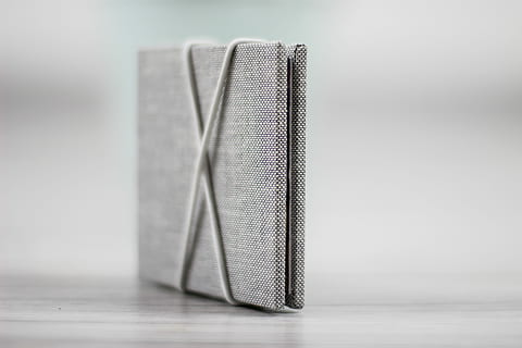 selektiv, Foto fokussieren, Tafel, Holzplanke, grau, Tagebuch, fokus fotografie, Notizbuch, Buch, Schreibwaren, drinnen, keine Leute, Nahansicht, Draht, Tabelle, einzelnes Objekt, Maschendraht, Bodenbelag, Stillleben, selektiver Fokus, Papier-, Einfachheit, Abwesenheit, Kreativität, Fokus auf den Vordergrund, zerknittert, zerknittertes Papier, Studioaufnahme, Textil-, silberfarben, 4K, CC0, gemeinfrei, lizenzfrei