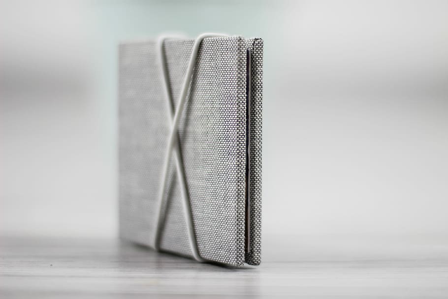 selektiv, Foto fokussieren, Tafel, Holzplanke, grau, Tagebuch, fokus fotografie, Notizbuch, Buch, Schreibwaren, drinnen, keine Leute, Nahansicht, Draht, Tabelle, einzelnes Objekt, Maschendraht, Bodenbelag, Stillleben, selektiver Fokus, Papier-, Einfachheit, Abwesenheit, Kreativität, Fokus auf den Vordergrund, zerknittert, zerknittertes Papier, Studioaufnahme, Textil-, silberfarben, 4K