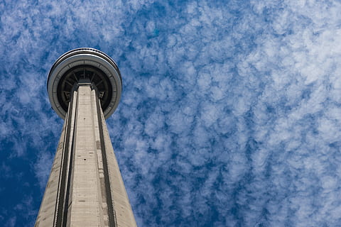 foto de enfoque, torre cn, gusanos ojo vista foto, aguja Espacial, nube, arquitectura, torre, buscando, edificio, estructura, hormigón, cielo, rascacielos, ciudad, azul, céntrico, urbano, resumen, vista de ángulo bajo, estructura construida, exterior del edificio, nadie, altura maxima, nube - cielo, día, comunicación, naturaleza, tecnología, viaje, al aire libre, radiodifusión, aguja, comunicaciones globales, 5K, CC0, dominio público, libre de derechos