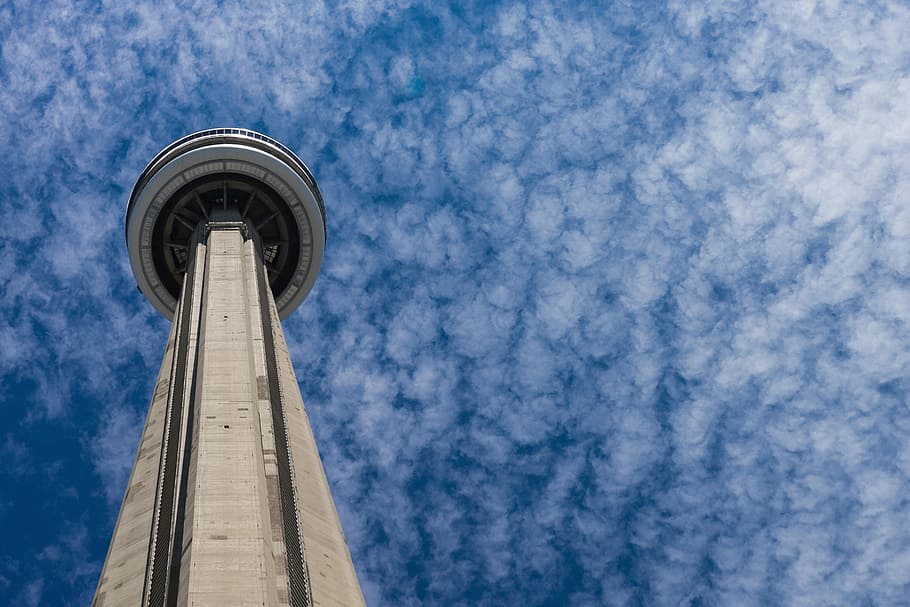 Foto fokussieren, cn turm, Würmer-Augenansichtfoto, Raumnadel, Wolke, die Architektur, Turm, hoch schauen, Gebäude, Struktur, Beton, Himmel, Wolkenkratzer, Stadt, Blau, Innenstadt, städtisch, abstrakt, Flachwinkelansicht, gebaute Struktur, Gebäudehülle, keine Leute, große Höhe, wolke - himmel, Tag, Kommunikation, Natur, Technologie, Reise, draußen, Rundfunk-, globale Kommunikation, 5K