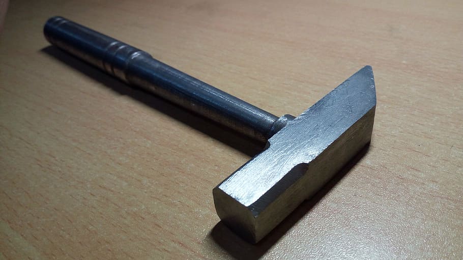 Hammer, kold videnskab, engineering dagligt, indendørs, tæt på, metal, bord, ingen mennesker, stilleben, træ - materiale, to objekter, enkelt objekt, udstyr, Håndværktøj, fokus på forgrunden, arbejdsværktøj, pen, høj vinkel visning, blæk, værktøj, skriveinstrument, enkelhed, legering, sølvfarvet, aggression, 4K