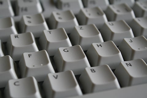 hvidt computer tastatur, tastatur, computer, breve, hardware, teknologi, ord, skrifttype, computer tastatur, computerudstyr, computer del, fuld ramme, ingen mennesker, computer nøgle, baggrunde, tæt på, i en række, hvid farve, forbindelse, selektiv fokusering, høj vinkel visning, meddelelse, indendørs, trådløs teknologi, udstyr, 4K, CC0, offentligt domæne, royaltyfrie