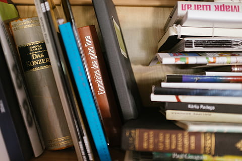 Bücher im Regal, Bücher, Regal, Objekte, Buch, Bibliothek, Stapel, Literatur, Farbbild, keine Leute, Informationsmedium, Daten, Bücherregal, dokumentieren, Veröffentlichung, Bildung, Buchhandlung, drinnen, Nahansicht, Text, Lernen, Papier-, große gruppe von gegenständen, Stillleben, Zeitschrift, westliche Schrift, Wahl, studieren, 4K, CC0, gemeinfrei, lizenzfrei