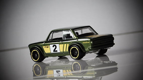 auto, BMW, model-, 2002, bmw 2002, 2-deurs coupe, 70s auto, gegoten, schaalmodel, wielen, landvoertuig, snelheid, sportwagen, sport, vervoer, wiel, binnenshuis, speelgoed-, grijze achtergrond, studio opname, kinderjaren, speelgoedauto, motorvoertuig, grijs, retro gestileerd, vignet, stilleven, wijze van transport, kopie ruimte, detailopname, selectieve aandacht, tafel, 4K, CC0, publiek domein, royaltyvrij