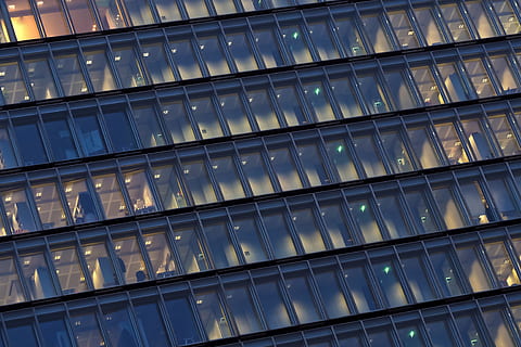 architettura, finestra, facciata, costruzione, bicchiere, moderno, grattacielo, edificio per uffici, illuminato, luce, sera, uffici, geometrico, città, fronte interno, Düsseldorf, urbano, architettura moderna, vetro frontale, finestra di vetro, Lichtspiel, azzurrognolo, centro città, centro, moderno edificio alto, facciata della casa, fotogramma intero, sfondi, vetro - materiale, Inquadratura dal basso, struttura costruita, nessuno, esterno dell'edificio, modello, riflessione, notte, trasparente, all'aperto, edificio per uffici esterno, 4K, CC0, dominio pubblico, privo di copyright