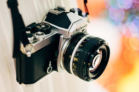 negru, nikon dslr camera, fotografie bokeh, gri, camera de filmat nikon, alb-negru, nikon, aparat foto, aparat de fotografiat - echipament fotografic, obiectiv - instrument optic, fotografii tematice, echipament, un singur obiect, de modă veche, vechi, nici o persoana, a închide, zi, tehnologie, stil retro, lentilă - ochi, echipament fotografic, în interior, să se concentreze asupra primelor elemente, Industrie cinematografică, culoare neagră, film de film, natură moartă, modern, antic, Slr camera, camera digitala, camera video de acasă, 5K, CC0, domeniu public, fără drepturi de autor