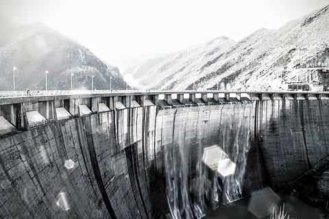 foto en escala de grises, presa de agua, gris, escala, fotografía, puente, presa, agua, edificio, estructura, montaña, tierras altas, paisaje, en blanco y negro, puente - estructura hecha por el hombre, al aire libre, cordillera, día, energía hidroeléctrica, nadie, lago, arquitectura, conexión, estructura construida, paisajes - naturaleza, naturaleza, reflexión, belleza en la naturaleza, tranquilidad, transporte, escena tranquila, cielo, Montaña cubierta de nieve, puente de arco, pico de la montaña, 4K, CC0, dominio público, libre de derechos