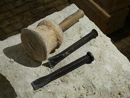 zwei, b fehlt Metallmeißel, Werkzeug, Hammer, Handwerker, Werkstatt, Kunst, Stein, steinmetz, Bildhauer, Statue, Skulptur, steinmetz karriere, Meißel, High Angle View, keine Leute, Stillleben, Nahansicht, Metall, Sonnenlicht, drinnen, Tag, Holz - Material, rostig, alt, Nummer, Wandbau - Funktion, Schatten, Fokus auf den Vordergrund, Einfachheit, Natur, einzelnes Objekt, Nagel, 4K, CC0, gemeinfrei, lizenzfrei