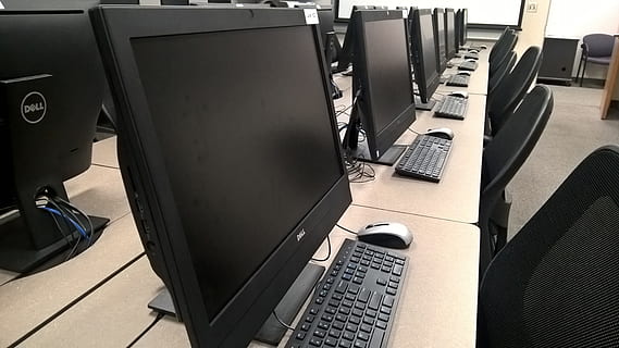 appartement, écran, moniteur, clavier, Souris, Salle informatique, éducation, technologie, ordinateur, laboratoire, éducation, La technologie, salle de cours, apprentissage, l'Internet, école, ordinateur de bureau, moniteur d'ordinateur, clavier d'ordinateur, personne, meubles, la communication, équipement informatique, lien, table, Bureau, à l'intérieur, vue grand angle, chaise, affaires, journée, Technologie sans fil, 4K, CC0, domaine public, libre de droits