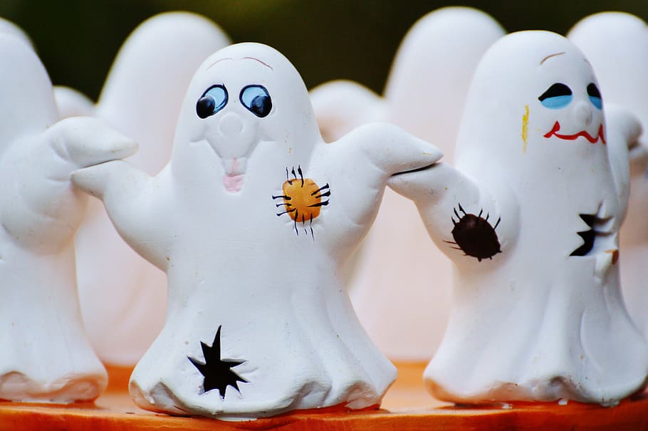 poc profund, foto del focus, figurines de fantasmes, Halloween, fantasmes, fantasma, grup, bonic, alimentació inquietant, figura, esperit, tardor, humor, octubre, refugi, carbassa, feliç Halloween, representació, Color blanc, art i artesania, cap gent, centrar-se en primer pla, primer pla, representació humana, creativitat, dia, mamífer, grup d’animals, fauna animal, a l'aire lliure, religió, ocell, artesania, figureta, 4K