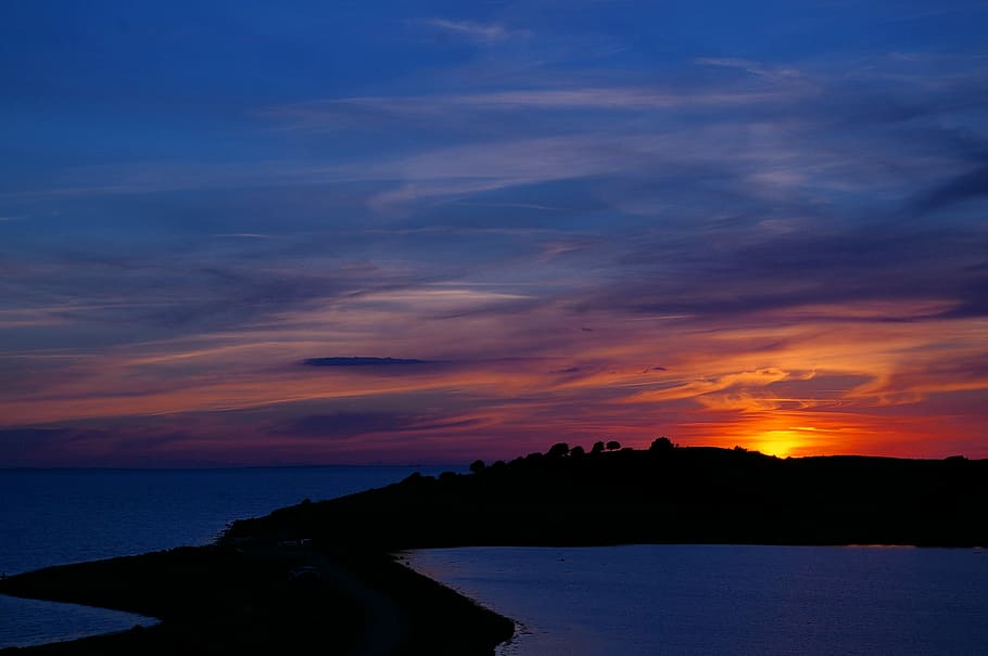 silueta, turons, arbres, daurat, hores, posta de sol, Dinamarca, Mar Bàltic, mar, costa, mar, Costa, aigua, naturalesa, paisatge, sol, abendstimmung, cel de la nit, humor, raig de sol, núvols, tarda, llum de fons, estiu, horitzó, crepuscle, pacífica, duplicació, cel, descans, aigües, atmosfera, blau, reflexió, tranquil, silenciós, escènic, bonic, atmosfèric, relaxació, idíl·lic, idil·li, romàntic, romanç, perspectiva, festa, vistes panoràmiques, ampli, vista al mar, mirar, relaxa't, harmonia, trencar, feliç, serenitat, meditació, lloc preferit, escenics, núvol - cel, escenics - natura, bellesa a la natura, tranquil·litat, escena tranquil·la, terra, platja, cap gent, color taronja, cel dramàtic, escena no urbana, cel romàntic, 2K