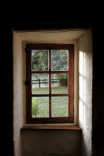 braunes Holzfenster, geschlossen, braun, hölzern, 6-teilig, Fenster mit 6 Fenstern, Fenster, Rahmen, Schatten, Sonnenlicht, transparent, die Architektur, Glas - Material, keine Leute, Tag, Gebäude, drinnen, gebaute Struktur, Haus, Natur, Pflanze, Baum, öffnen, Sicherheit, Schutz, Holz - Material, Fensterrahmen, Glas, 4K, CC0, gemeinfrei, lizenzfrei