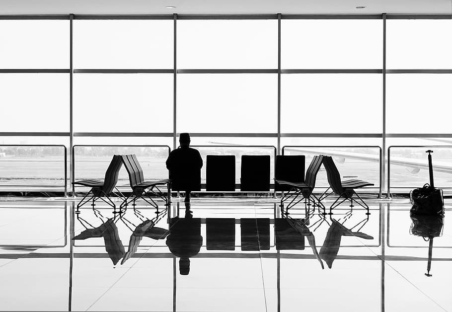 Mann, Sitzung, Bandenstuhl, tagsüber, Silhouette, Vorderseite, Flughafen Fensterscheibe, Gebäude, die Architektur, Fenster, Sitze, Reflexion, drinnen, Sitz, Bodenbelag, Stuhl, Tabelle, Glas - Material, keine Leute, modern, leeren, Tag, Design, Möbel, Fliese, Muster, transparent, Abwesenheit, Fliesenboden, Luxus, 4K