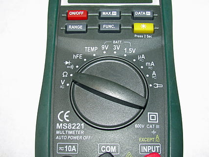 multimetro, ohm metro, voltímetro, medidor de vom, ohm, electricidad, voltaje, equipo, eléctrico, metro, instrumento, mecánico, técnico, automotor, tecnología, industria, controlar, texto, comunicación, de cerca, presionar el botón, nadie, equipo eléctrico, Industria electrónica, escritura occidental, adentro, panel de control, color verde, botón de inicio, maquinaria, hecho por el hombre, teclado, fuente de alimentación, 4K, CC0, dominio público, libre de derechos