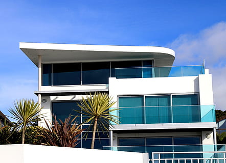 arquitectura, edifici, infraestructura, estructura, establiment, casa, núvols, cel, veranda, estructura construïda, exterior de l'edifici, finestra, modern, naturalesa, blau, cap gent, dia, ciutat, arbre, a l'aire lliure, planta, vidre - material, llum solar, vista d’angle baix, exterior d’edifici d’oficines, assolellat, 4K, CC0, domini públic, lliure de regalies