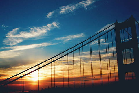 silueta, penjant, pont, posta de sol, cel, núvols, horitzó, tarda, vespre, paisatge, cel del capvespre, arquitectura, nit, escènic, il·luminat, crepuscle, núvol - cel, estructura construïda, naturalesa, transport, connexió, blau, cap gent, modern, reflexió, exterior de l'edifici, a l'aire lliure, moviment, llum solar, viatjar, ciutat, pont - estructura feta per l'home, 1080P, CC0, domini públic, lliure de regalies