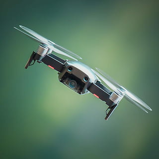 selectiu, focalitzar la fotografia, gris, negre, drone quadcopter, volant, drone, durant el dia, càmera, hèlix, mavic, dji, quadcopter, primer pla, detall, lent, bokeh, ciència ficció, robot, espia, vol, cap gent, fons de colors, a l'interior, seguretat, vehicle aeri, pistola, metall, natura morta, dia, arma, tecnologia, a l'aire, avió, ciència, sol objecte, agut, fons verd, 1080P, CC0, domini públic, lliure de regalies